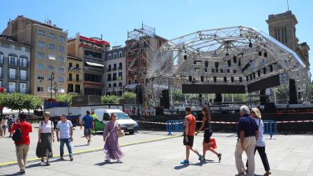 Instalación de las barras en la plaza del Castillo