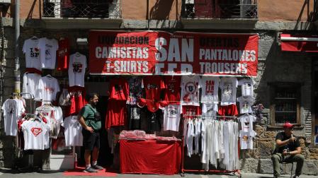 Prendas de San Fermín expuestas en una tienda de liquidación del Casco Antiguo este martes