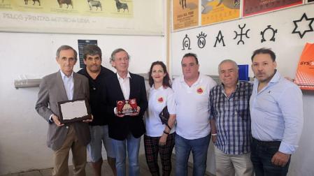 Eugenio Salinas, primero por la izquierda, y José María Marco, tercero, recibieron el reconocimiento en nombre de la Casa de Misericordia.
