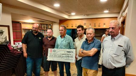 Entrega del cheque al mayoral de La Palmosilla