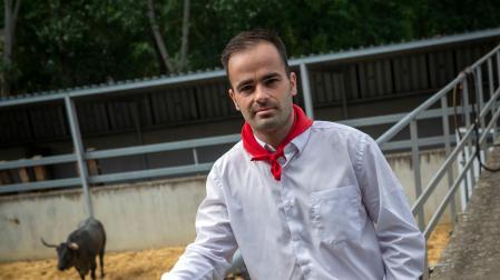 Pablo Sánchez Garriz en la parte de arriba de los corrales del Gas junto a dos ‘Escolares’