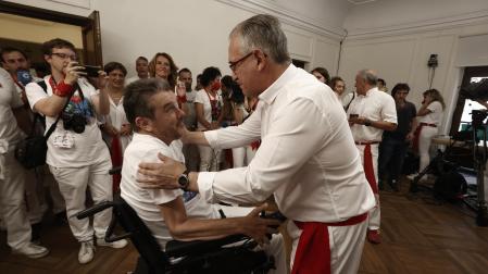 Enrique Maya y Juan Carlos Unzué, en el Ayuntamiento