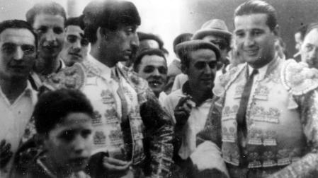 1943. 7 de julio. ‘Manolete’ fue testigo de la alternativa en Pamplona del probablemente diestro navarro más laureado. Su nombre, Julián Marín