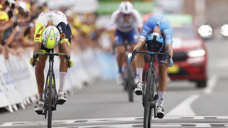 Van Der Hoorn (izda.) y Simon Clarke (dcha.) entran tras el apretado srpint en la llegada de la quinta etapa del Tour