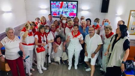 Los miembros del Hogar Navarro de Zaragoza ven la transmisión del chupinazo de Pamplona