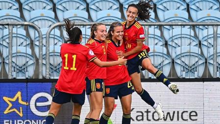 Las jugadoras de la selección española femenina Sub-19 celebrando el gol ante Suecia en la semifinal del Europeo