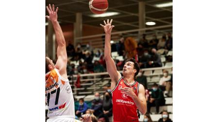Pablo Yárnoz durante un partido con el ENERparking Basket Navarra esta temporada