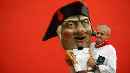 Juantxo Montoya posa en el local de la Comparsa de Gigantes y Cabezudos antes de su penúltima salida con el kiliki