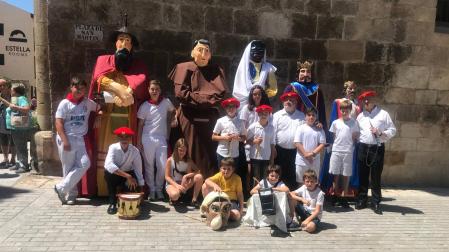 Los Gaiteros de Estella, con algunos de sus alumnos junto a las dos nuevas figuras y el resto de la comparsa