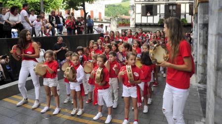 Tras el chupinazo, comenzó la kalejira con el grupo de trikitixas que recorrió las calles del pueblo