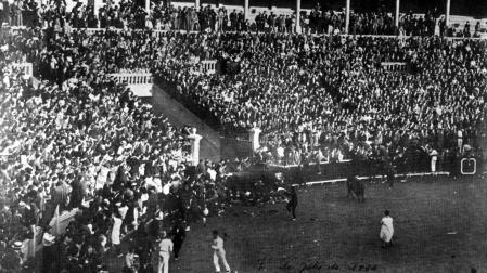Montón de corredores que se produjo el 7 de julio de 1922, el día de la inauguración de la plaza que este jueves cumple un siglo