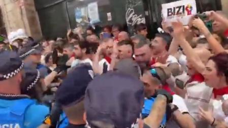 Incidentes en la calle Curia en la procesión de San Fermín