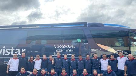 La 'familia' del Movistar Team en el Tour, con el pañuelo rojo