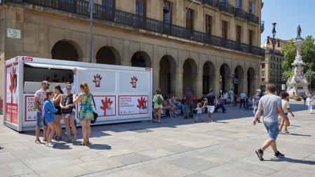 Punto de información sobre agresiones sexistas habilitado por el Ayuntamiento de Pamplona en la Plaza del Castillo