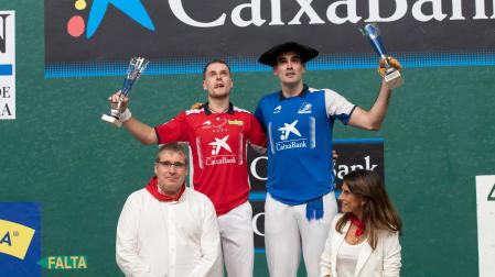 Joseba Ezkurdia, campeón del Cuatro y Medio de San Fermín, junto a Unai Laso