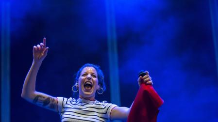 Iseo & Dodosound, en el concierto de los Sanfermines de 2018, en la plaza de los Fueros. En la imagen, Leire Villanueva