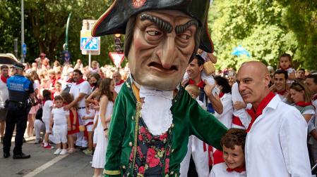 La Comparsa de Gigantes y Cabezudos, en las calles de Pamplona el 7 de julio 2022.