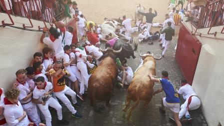 muralla humana Comenzó a formarse en el lateral izquierdo del callejón para obstaculizar la entrada de la manada en el coso.