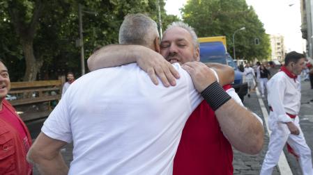 Dos corredores se abrazan después de tres años y un día.