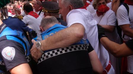 Incidentes en la calle Curia al final de la procesión de San Fermín.