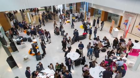 Estudiantes y empleadores en una jornada de empleo en la UN