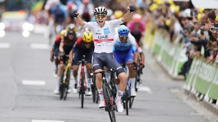 El eslovenoTadej Pogacar entra en la línea de meta tras ganar unos metros a sus rivales en la sexta etapa del Tour