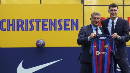 Bødtker Christensen (dcha.) junto a Joan Laporta durante la presentación del central como nuevo jugador culé