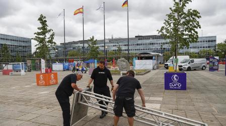 Operarios montan la fan zone de España de cara al estreno de la selección española femenina en la Eurocopa