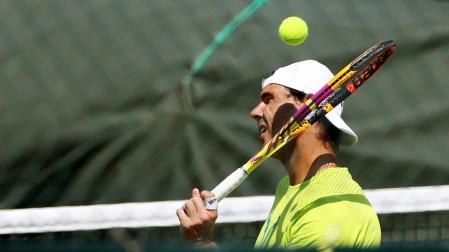 Rafa Nadal hace un gestio de dolor durante el entrenamiento de este jueves, en el que se probó antes de la semifinal de Wimbledon