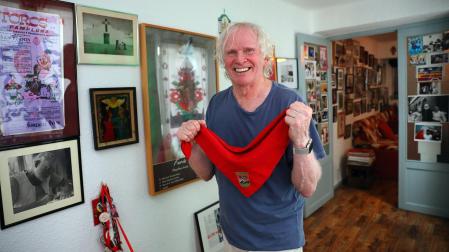 Larry Belcher, el 8 de junio pasado en la casa pamplonesa de Joe Distler, otro habitual en Sanfermines. La vivienda es una especie de santuario o museo sanferminero