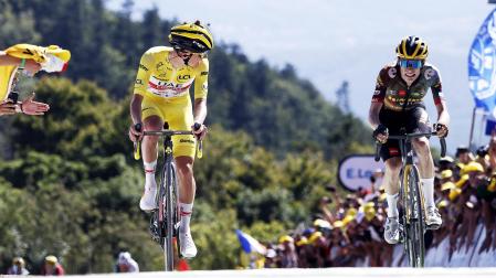 El esloveno Tadej Pogacar (izda.) mira a Jonas Vingegaard (dcha.) tras arrebatarle la victoria en la meta de La Super Planche des Belles Filles
