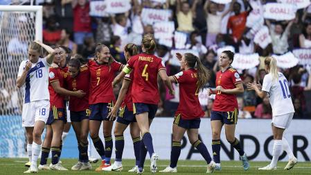 Las españolas celebran uno de los tantos anotados contra Finlandia en el estreno en la Eurocopa 2022