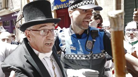 La cara del alcalde, Enrique Maya, refleja la tensión vivida en Curia