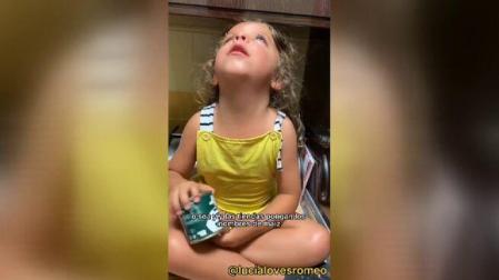 Romeo enamora a las redes con su indignación por no etiquetar las latas en braille