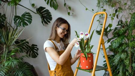 Una mujer, cuidando unas plantas