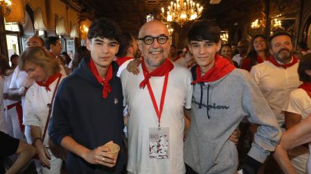 Andrés Rodríguez Sánchez, el editor de la revista Forbes España, en el centro, consus dos hijos mellizos, Teo y Blas, que por primera vez conocen la fiesta navarra.