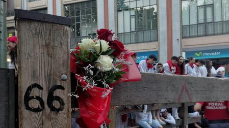 Flores de homenaje a Daniel Jimeno en el 13ª aniversario de su fallecimiento en el encierro