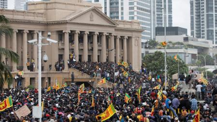 Los manifestantes, ante la Secretaría Presidencial, en Colombo