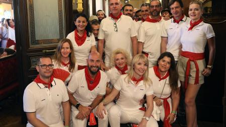 Un grupo de proveedores e instaladores de Saltoki de toda España, en el baile de la Alpargata.