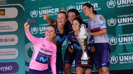 'Selfie' de van Vleuten con sus compañeras del Movistar Team en el podio del Giro
