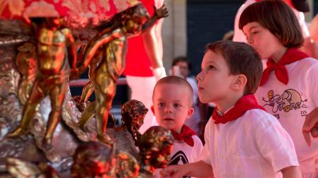 Ofrenda floral a San Fermín en una imagen de archivo