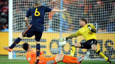 Momento exacto en el que Andrés Iniesta afirma que "escuchó el silencio", cuando dispara y bate a Maarten Stekelenburg