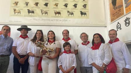 Javier Núñez, cuarto desde la derecha, rodeado de familiares, el mayoral y representantes de la Meca
