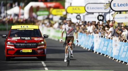 El luxemburgues Bob Jungels celebra la victoria tras cruzar el solitario la meta de Chatel les Portes du Soleil