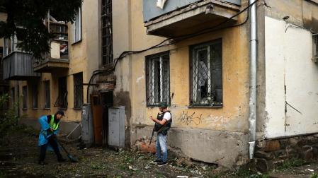 Un hombre realiza tareas de limpieza en la ciudad de Kharkiv