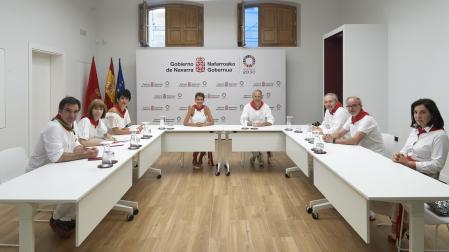 En el centro la Presidenta, Maria Chivite, y el vicepresidente de Producción y Logística en Seat, Markus Haupt; a la izquierda, el director general de Comunicación y Relaciones Institucionales, Miguel Moreno, y la directora del gabinete de la Presidenta, Alicia Erdociain. A la derecha, delegación del grupo Volskwagen, el gerente de las relaciones gubernamentales e institucionales, Ciriaco Hidalgo; y el vicepresidente ejecutivo de compras Alfonso Sancha