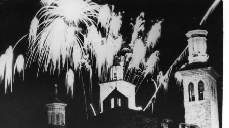 Fuegos artificiales con la silueta de San Cernin de Pamplona