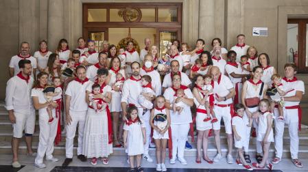 Foto de familia de la recepción a los 14 niños para los que son sus primeras fiestas