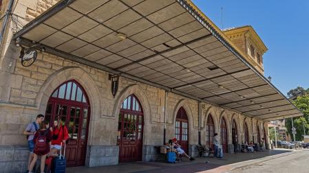 Andén de la estación de autobuses de Estella, en el kilómetro cero del Vasco Navarro