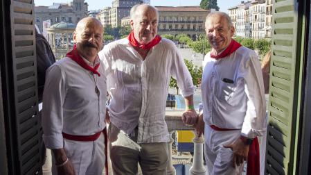 El excorredor Miguel Eguíluz, el juez Manuel García Castellón y Ricardo Ezcurra, en el balcón del Nuevo Casino.